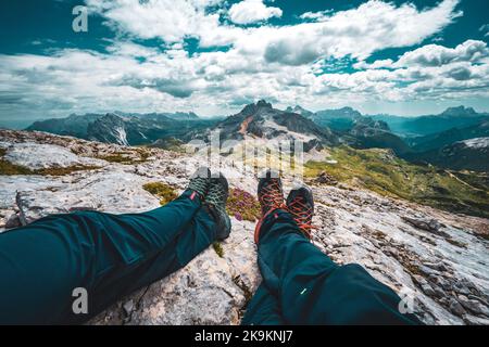 Beschreibung: Panoramablick über die Beine vom Paar auf die Dolomiten am Nachmittag. Seekofel , Dolomiten, Südtirol, Italien, Europa. Stockfoto