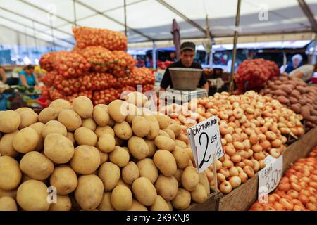 Bukarest, Rumänien - 4. August 2022: Details zur geringen Schärfentiefe (selektiver Fokus) mit Kartoffeln und Zwiebeln stehen auf dem Obor-Markt in Bukarest, RO Stockfoto