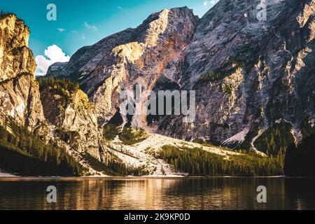 Beschreibung: Schöne Aussicht auf den Baires-See in den Dolomiten am Nachmittag. Pragser Wildsee, Pragser See, Pragser See, Dolomiten, Süden Stockfoto