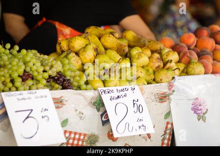 Details zur geringen Schärfentiefe (selektiver Fokus) mit reifen Birnen auf einem Stand im Obor-Markt in Bukarest, Rumänien. Stockfoto
