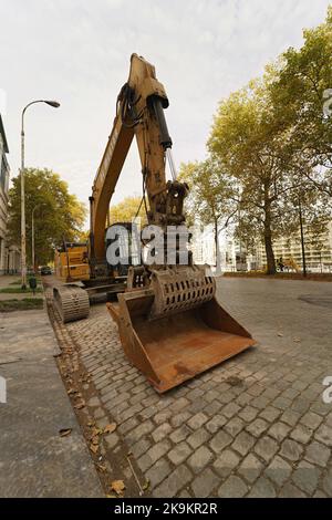 Brussels, Brabant, Belgium 10 28 2022 : Eine geparkte schwere gelbe Baumaschinen-Baggermaschine auf der Straße in Brüssel, Belgien Stockfoto