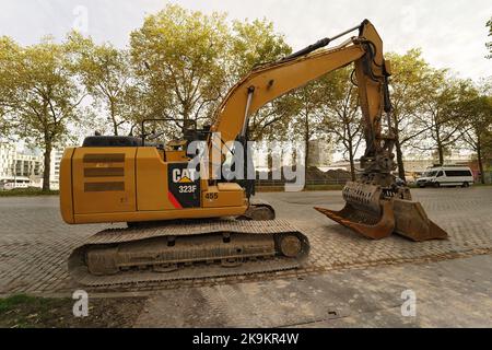 Brussels, Brabant, Belgium 10 28 2022 : Eine geparkte schwere gelbe Baumaschinen-Baggermaschine auf der Straße in Brüssel, Belgien Stockfoto