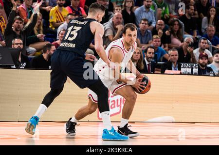 Barcelona, Spanien. 28. Oktober 2022. Kevin Pangos von EA7 Emporio Armani Mailand während des EuroLeague-Basketballspiels der Turkish Airlines zwischen dem FC Barcelona und dem EA7 Emporio Armani Mailand am 28. Oktober 2022 im Palau Blaugrana in Barcelona, Spanien - Foto: Javier Borrego/DPPI/LiveMedia Kredit: Unabhängige Fotoagentur/Alamy Live News Stockfoto