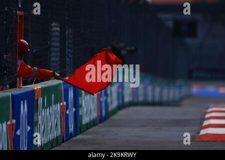 MEXIKO-Stadt, Mexiko. 28.. Okt 2022. Rote Flagge beim Großen Preis von Mexiko F1 im Magdalena Mixhuca Park im Autodromo Hernando Rodriguez, Formel 1 Grand Prix von Mexiko, F1 Mexikanischer GP, Formel 1 in Mexiko, Grand Prix du Mexique de Formule 1, gebührenpflichtig, Copyright © QIAN Jun/ATP images Credit: SPP Sport Press Photo. /Alamy Live News Stockfoto