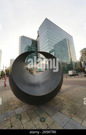 Brussels, Brabant, Belgium 10 28 2022 : ein Blick auf die modernen Finanzbüros der Fortis Bank, die sich hinter einem ungewöhnlichen Kunstwinkel befinden Stockfoto