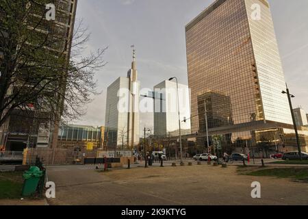 Brüssel, Brabant, Belgien 10 28 2022 : Nahaufnahme der Straße auf dem Proximus Belgacm Wolkenkratzer mit zwei Türmen in Brüssel Stockfoto