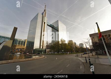Brüssel, Brabant, Belgien 10 28 2022 : Nahaufnahme der Straße auf dem Proximus Belgacm Wolkenkratzer mit zwei Türmen in Brüssel Stockfoto