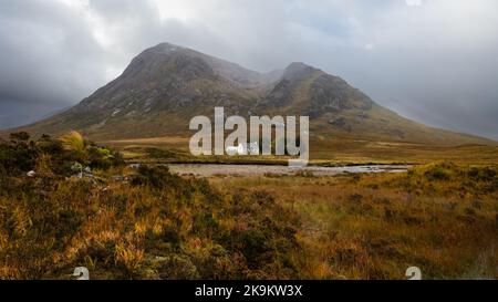 Lagangarbh Hut am Fuße des Buachaille Etive Mor im Herbst - Glen Coe, Schottland, Großbritannien Stockfoto