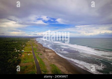 Dieses Foto wurde mit einer professionellen Drohnen-Kamera aufgenommen, die die Schönheit der Landschaft aus einer wirklich erhöhten Perspektive einfängt. Stockfoto