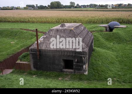 Acquoy, Niederlande - 05. Oktober 2022: Neue Niederländische Wasserlinie (Waterlinie - Loopgraafstelsel). Sie verläuft von der Zuiderzee (bei Muiden) bis zum De Biesbosch Stockfoto