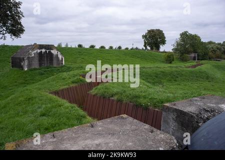 Acquoy, Niederlande - 05. Oktober 2022: Neue Niederländische Wasserlinie (Waterlinie - Loopgraafstelsel). Sie verläuft von der Zuiderzee (bei Muiden) bis zum De Biesbosch Stockfoto