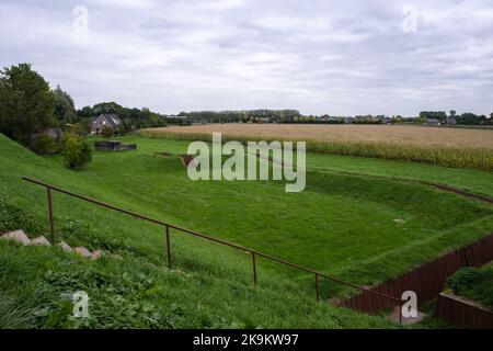 Acquoy, Niederlande - 05. Oktober 2022: Neue Niederländische Wasserlinie (Waterlinie - Loopgraafstelsel). Sie verläuft von der Zuiderzee (bei Muiden) bis zum De Biesbosch Stockfoto