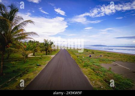 Dieses Foto wurde mit einer professionellen Drohnen-Kamera aufgenommen, die die Schönheit der Landschaft aus einer wirklich erhöhten Perspektive einfängt. Stockfoto