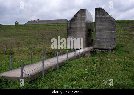 Zijderveld, Niederlande - 05. Oktober 2022: Neue niederländische Wasserlinie (Waterlinie - Doorgezaagde Bunker). Sie verläuft von der Zuiderzee (bei Muiden) nach De Biesbo Stockfoto