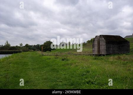 Zijderveld, Niederlande - 05. Oktober 2022: Neue niederländische Wasserlinie (Waterlinie - Doorgezaagde Bunker). Sie verläuft von der Zuiderzee (bei Muiden) nach De Biesbo Stockfoto