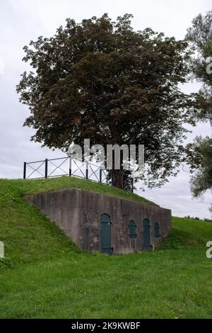 Acquoy, Niederlande - 05. Oktober 2022: Neue Niederländische Wasserlinie (Waterlinie - Loopgraafstelsel). Sie verläuft von der Zuiderzee (bei Muiden) bis zum De Biesbosch Stockfoto