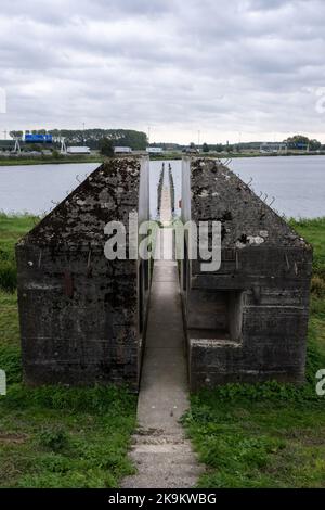 Zijderveld, Niederlande - 05. Oktober 2022: Neue niederländische Wasserlinie (Waterlinie - Doorgezaagde Bunker). Sie verläuft von der Zuiderzee (bei Muiden) nach De Biesbo Stockfoto