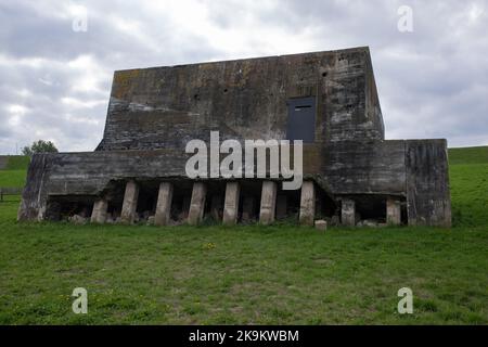 Nieuwegein, Niederlande - 05. Oktober 2022: Neue niederländische Wasserlinie (Waterlinie - VIS Casemate Vreeswijk East). Sie verläuft von der Zuiderzee (bei Muiden) nach D Stockfoto