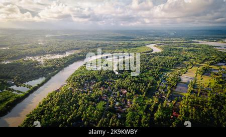 Dieses Foto wurde mit einer professionellen Drohnen-Kamera aufgenommen, die die Schönheit der Landschaft aus einer wirklich erhöhten Perspektive einfängt. Stockfoto