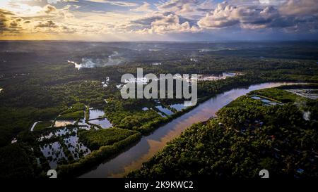 Dieses Foto wurde mit einer professionellen Drohnen-Kamera aufgenommen, die die Schönheit der Landschaft aus einer wirklich erhöhten Perspektive einfängt. Stockfoto