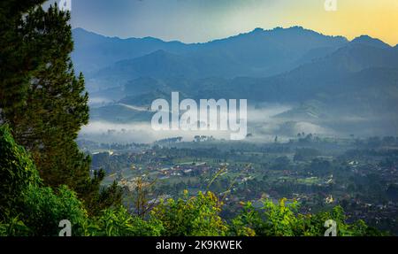 Dieses Foto wurde mit einer professionellen Drohnen-Kamera aufgenommen, die die Schönheit der Landschaft aus einer wirklich erhöhten Perspektive einfängt. Stockfoto