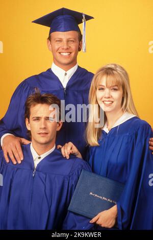LUKE PERRY, IAN ZIERING UND JENNIE GARTH IN BEVERLY HILLS,90210 (1990), REGIE: JASON PRIESTLEY, DANIEL ATTIAS, DAVID SEMEL UND MICHAEL LANGE. Kredit: Spelling Television / 90210 Produktionen / Album Stockfoto