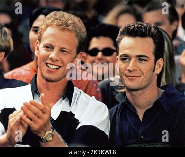 LUKE PERRY und IAN ZIERING in BEVERLY HILLS,90210 (1990), Regie: JASON PRIESTLEY, DANIEL ATTIAS, DAVID SEMEL und MICHAEL LANGE. Kredit: Spelling Television / 90210 Produktionen / Album Stockfoto