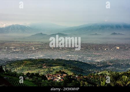 Dieses Foto wurde mit einer professionellen Drohnen-Kamera aufgenommen, die die Schönheit der Landschaft aus einer wirklich erhöhten Perspektive einfängt. Stockfoto