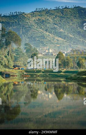 Dieses Foto wurde mit einer professionellen Drohnen-Kamera aufgenommen, die die Schönheit der Landschaft aus einer wirklich erhöhten Perspektive einfängt. Stockfoto