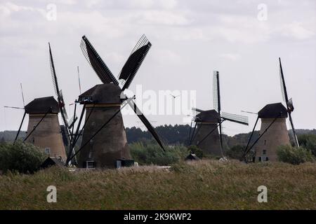 Wunderschöne Landschaften in den Niederlanden. Historische niederländische Windmühlen in Kinderdijk an einem bewölkten Herbsttag. UNESCO-Weltkulturerbe. Natürlicher Blick aus der Ferne. Auswahl Stockfoto
