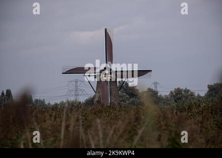 Wunderschöne Landschaften in den Niederlanden. Historische niederländische Windmühlen in Kinderdijk an einem bewölkten Herbsttag. UNESCO-Weltkulturerbe. Natürlicher Blick aus der Ferne. Auswahl Stockfoto