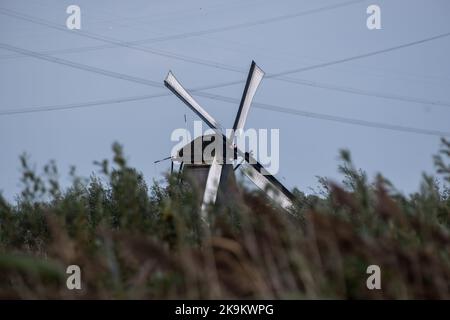 Wunderschöne Landschaften in den Niederlanden. Historische niederländische Windmühlen in Kinderdijk an einem bewölkten Herbsttag. UNESCO-Weltkulturerbe. Natürlicher Blick aus der Ferne. Auswahl Stockfoto