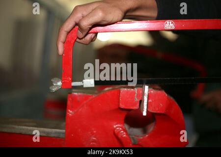 Eisenschneiden mit Klinge Stockfoto