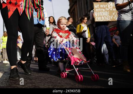 Demonstranten nehmen am Marsch der nationalen Mumien-Proteste im Zentrum von London Teil. Der Protest wird von Schwangeren organisiert und dann mit der Forderung nach einer Regierungsreform in Bezug auf Kinderbetreuung, Elternurlaub und flexible Arbeitsmöglichkeiten verfechelt. Bilddatum: Samstag, 29. Oktober 2022. Stockfoto