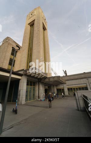 Brüssel, Brabant, Belgien 10 28 2022 : Vertikales Weitwinkelgebäude und Turm des Brüsseler Nordbahnhofs Stockfoto