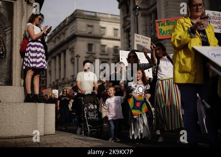 Demonstranten nehmen am Marsch der nationalen Mumien-Proteste im Zentrum von London Teil. Der Protest wird von Schwangeren organisiert und dann mit der Forderung nach einer Regierungsreform in Bezug auf Kinderbetreuung, Elternurlaub und flexible Arbeitsmöglichkeiten verfechelt. Bilddatum: Samstag, 29. Oktober 2022. Stockfoto