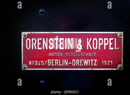 29. Oktober 2022, Mecklenburg-Vorpommern, Klütz: Im Bahnhof ist das Namensschild der kleinen Dampflok mit 20 ps der Firma Orenstein&Koppel aus dem Baujahr 1921 zu sehen. Der Zug wird für eine Fahrt auf der Schmalspurbahn „Kaffeebrenner“ vorbereitet. Zum Ende der Saison wird die Strecke auf der Touristenbahn mit einer Spurweite von 600 Millimetern mit einem historischen Dampfgewebegleis zurückgelegt. Auf der nur sechs Kilometer langen Strecke zwischen Klütz und Reppenhagen wird der Zug eine Geschwindigkeit von 20 Stundenkilometern erreichen. Die Eisenbahnlinie im Nordwesten Mecklen Stockfoto