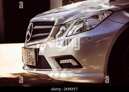 Dieses Foto wurde mit einer professionellen Drohnen-Kamera aufgenommen, die die Schönheit der Landschaft aus einer wirklich erhöhten Perspektive einfängt. Stockfoto