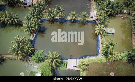 Dieses Foto wurde mit einer professionellen Drohnen-Kamera aufgenommen, die die Schönheit der Landschaft aus einer wirklich erhöhten Perspektive einfängt. Stockfoto