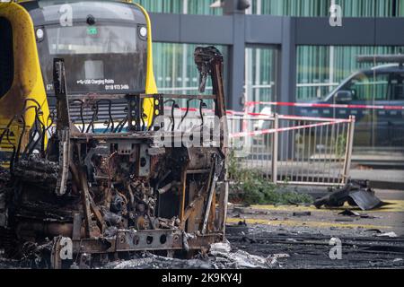 Slough, berkshire, Großbritannien. 29.. Oktober 2022. In den frühen Morgenstunden brach am Busbahnhof Slough ein riesiges Feuer aus. Feuerwehrleute des Royal Berkshire Fire and Rescue Service wurden über das gesamte Dach der Slough-Bushaltestelle zum Feuer gerufen. Mindestens ein Bus wurde zerstört. Feuerwehrleute bleiben heute Morgen vor Ort, und die Polizei von Thames Valley hat die Bushaltestelle abgesperrt. Die Ursache des Feuers ist unbekannt. Einige lokale Straßen, die früher gesperrt wurden, haben nun wieder geöffnet. Busse fahren noch, aber einige sind auf Umleitung. Quelle: Maureen McLean/Alamy Live News Stockfoto