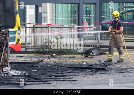 Slough, berkshire, Großbritannien. 29.. Oktober 2022. In den frühen Morgenstunden brach am Busbahnhof Slough ein riesiges Feuer aus. Feuerwehrleute des Royal Berkshire Fire and Rescue Service wurden über das gesamte Dach der Slough-Bushaltestelle zum Feuer gerufen. Mindestens ein Bus wurde zerstört. Feuerwehrleute bleiben heute Morgen vor Ort, und die Polizei von Thames Valley hat die Bushaltestelle abgesperrt. Die Ursache des Feuers ist unbekannt. Einige lokale Straßen, die früher gesperrt wurden, haben nun wieder geöffnet. Busse fahren noch, aber einige sind auf Umleitung. Quelle: Maureen McLean/Alamy Live News Stockfoto