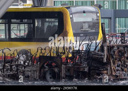 Slough, berkshire, Großbritannien. 29.. Oktober 2022. In den frühen Morgenstunden brach am Busbahnhof Slough ein riesiges Feuer aus. Feuerwehrleute des Royal Berkshire Fire and Rescue Service wurden über das gesamte Dach der Slough-Bushaltestelle zum Feuer gerufen. Mindestens ein Bus wurde zerstört. Feuerwehrleute bleiben heute Morgen vor Ort, und die Polizei von Thames Valley hat die Bushaltestelle abgesperrt. Die Ursache des Feuers ist unbekannt. Einige lokale Straßen, die früher gesperrt wurden, haben nun wieder geöffnet. Busse fahren noch, aber einige sind auf Umleitung. Quelle: Maureen McLean/Alamy Live News Stockfoto