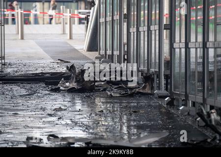 Slough, berkshire, Großbritannien. 29.. Oktober 2022. In den frühen Morgenstunden brach am Busbahnhof Slough ein riesiges Feuer aus. Feuerwehrleute des Royal Berkshire Fire and Rescue Service wurden über das gesamte Dach der Slough-Bushaltestelle zum Feuer gerufen. Mindestens ein Bus wurde zerstört. Feuerwehrleute bleiben heute Morgen vor Ort, und die Polizei von Thames Valley hat die Bushaltestelle abgesperrt. Die Ursache des Feuers ist unbekannt. Einige lokale Straßen, die früher gesperrt wurden, haben nun wieder geöffnet. Busse fahren noch, aber einige sind auf Umleitung. Quelle: Maureen McLean/Alamy Live News Stockfoto