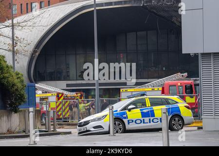 Slough, berkshire, Großbritannien. 29.. Oktober 2022. In den frühen Morgenstunden brach am Busbahnhof Slough ein riesiges Feuer aus. Feuerwehrleute des Royal Berkshire Fire and Rescue Service wurden über das gesamte Dach der Slough-Bushaltestelle zum Feuer gerufen. Mindestens ein Bus wurde zerstört. Feuerwehrleute bleiben heute Morgen vor Ort, und die Polizei von Thames Valley hat die Bushaltestelle abgesperrt. Die Ursache des Feuers ist unbekannt. Einige lokale Straßen, die früher gesperrt wurden, haben nun wieder geöffnet. Busse fahren noch, aber einige sind auf Umleitung. Quelle: Maureen McLean/Alamy Live News Stockfoto