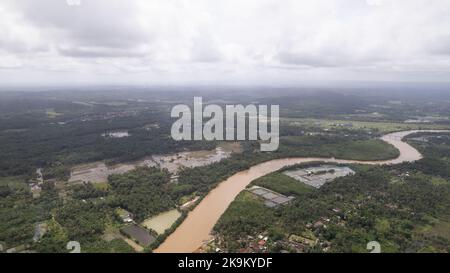 Dieses Foto wurde mit einer professionellen Drohnen-Kamera aufgenommen, die die Schönheit der Landschaft aus einer wirklich erhöhten Perspektive einfängt. Stockfoto