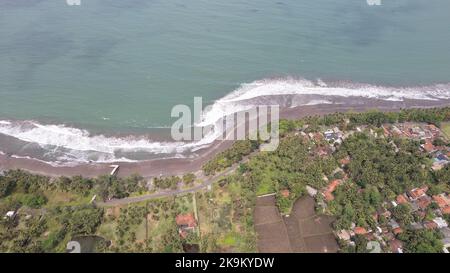 Dieses Foto wurde mit einer professionellen Drohnen-Kamera aufgenommen, die die Schönheit der Landschaft aus einer wirklich erhöhten Perspektive einfängt. Stockfoto