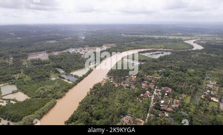 Dieses Foto wurde mit einer professionellen Drohnen-Kamera aufgenommen, die die Schönheit der Landschaft aus einer wirklich erhöhten Perspektive einfängt. Stockfoto