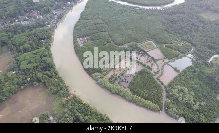 Dieses Foto wurde mit einer professionellen Drohnen-Kamera aufgenommen, die die Schönheit der Landschaft aus einer wirklich erhöhten Perspektive einfängt. Stockfoto
