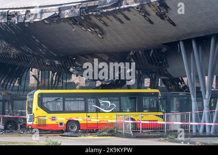 Slough, berkshire, Großbritannien. 29.. Oktober 2022. In den frühen Morgenstunden brach am Busbahnhof Slough ein riesiges Feuer aus. Feuerwehrleute des Royal Berkshire Fire and Rescue Service wurden über das gesamte Dach der Slough-Bushaltestelle zum Feuer gerufen. Mindestens ein Bus wurde zerstört. Feuerwehrleute bleiben heute Morgen vor Ort, und die Polizei von Thames Valley hat die Bushaltestelle abgesperrt. Die Ursache des Feuers ist unbekannt. Einige lokale Straßen, die früher gesperrt wurden, haben nun wieder geöffnet. Busse fahren noch, aber einige sind auf Umleitung. Quelle: Maureen McLean/Alamy Live News Stockfoto