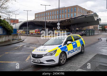 Slough, berkshire, Großbritannien. 29.. Oktober 2022. In den frühen Morgenstunden brach am Busbahnhof Slough ein riesiges Feuer aus. Feuerwehrleute des Royal Berkshire Fire and Rescue Service wurden über das gesamte Dach der Slough-Bushaltestelle zum Feuer gerufen. Mindestens ein Bus wurde zerstört. Feuerwehrleute bleiben heute Morgen vor Ort, und die Polizei von Thames Valley hat die Bushaltestelle abgesperrt. Die Ursache des Feuers ist unbekannt. Einige lokale Straßen, die früher gesperrt wurden, haben nun wieder geöffnet. Busse fahren noch, aber einige sind auf Umleitung. Quelle: Maureen McLean/Alamy Live News Stockfoto